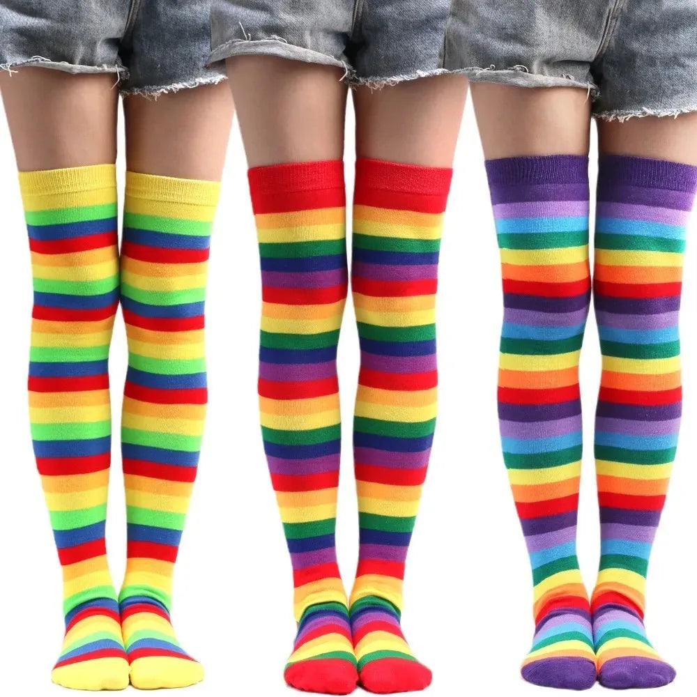 Overknee-Socken mit Regenbogenstreifen